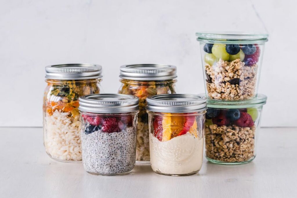 Six prepped meals stored in glass jars