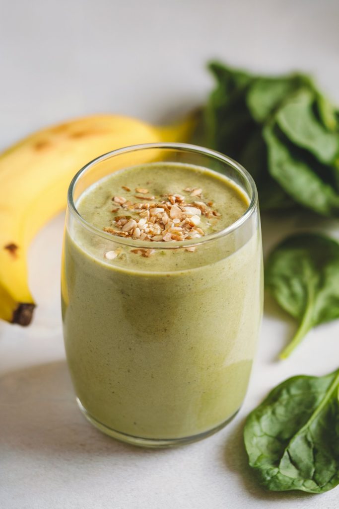 Smoothie With Spinach, Banana, and Almond Milk