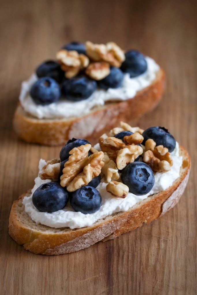 Whole-Wheat Toast with Ricotta and Berries