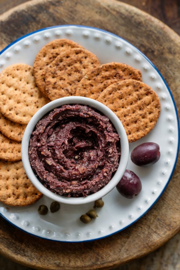 Kalamata Olive Tapenade With Crackers
