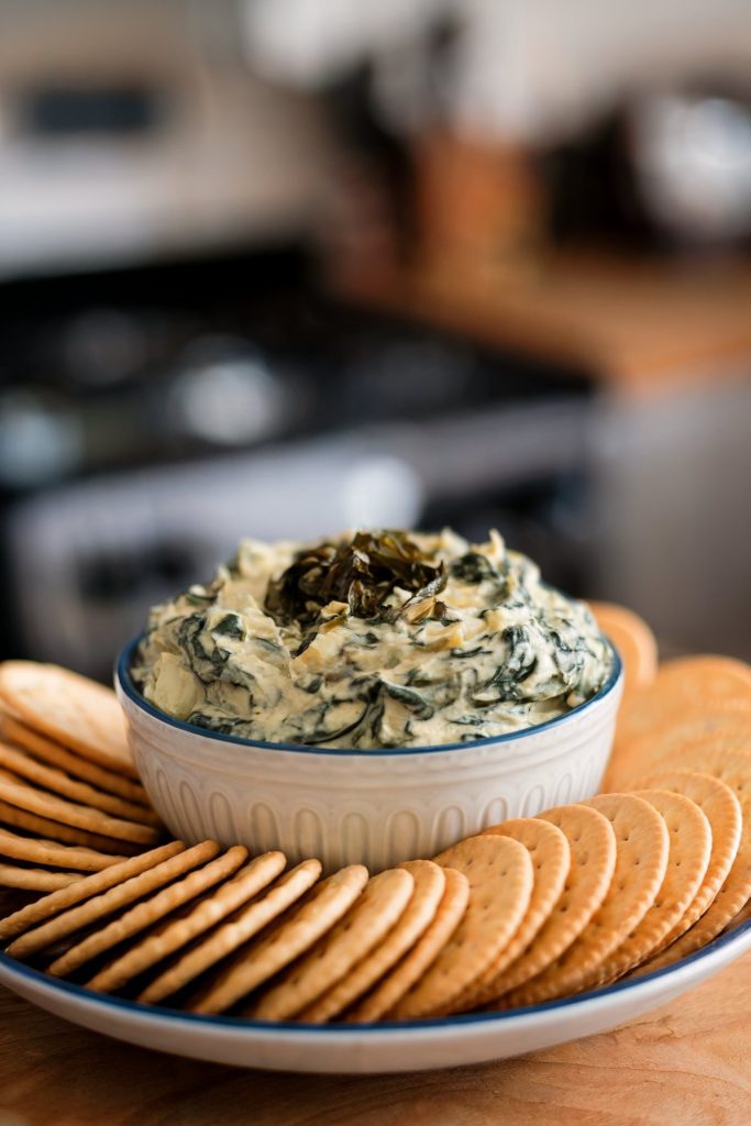 Spinach and Artichoke Dip with Crackers