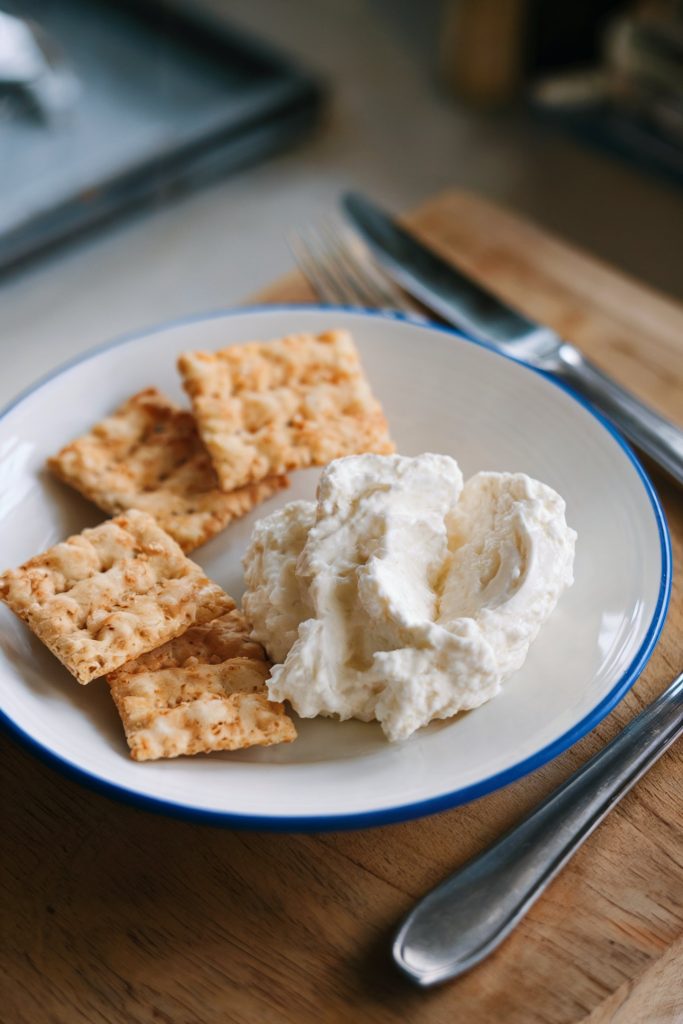 Low-Sodium Rice Crackers with Cottage Cheese
